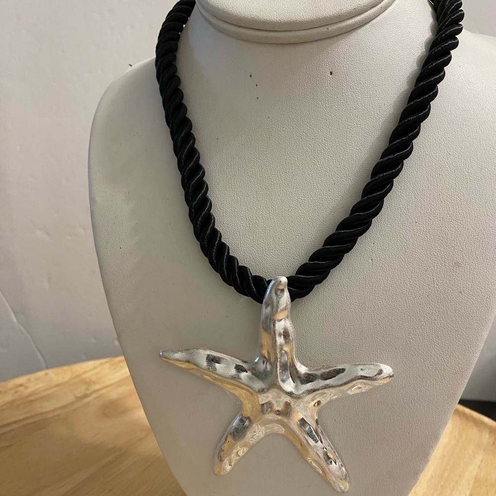 DEAL MACY DEPARTMENT NECKLACE - Picture 2 of 13